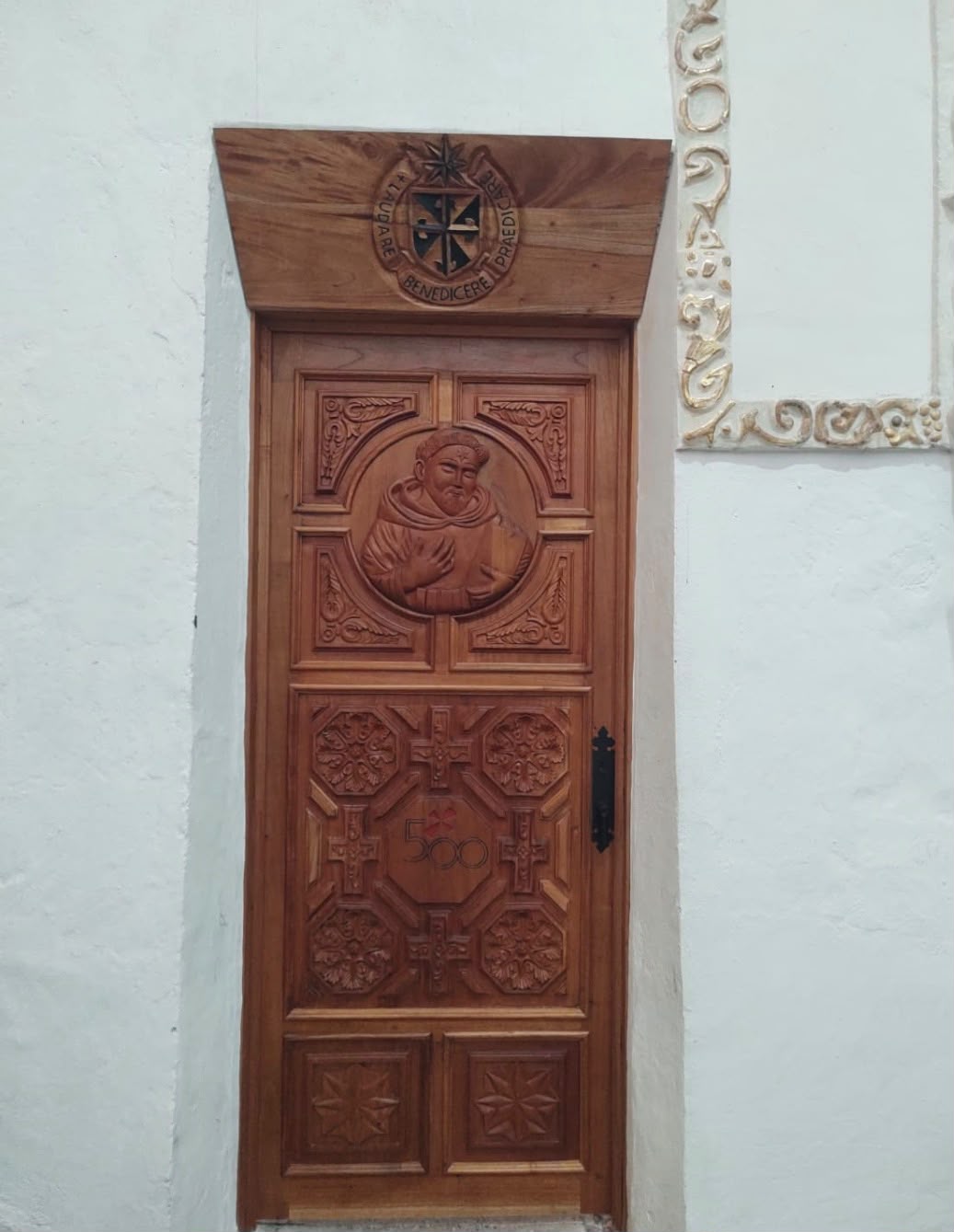 Puerta conmemorativa de los 500 años de la llegada de los dominicos a México